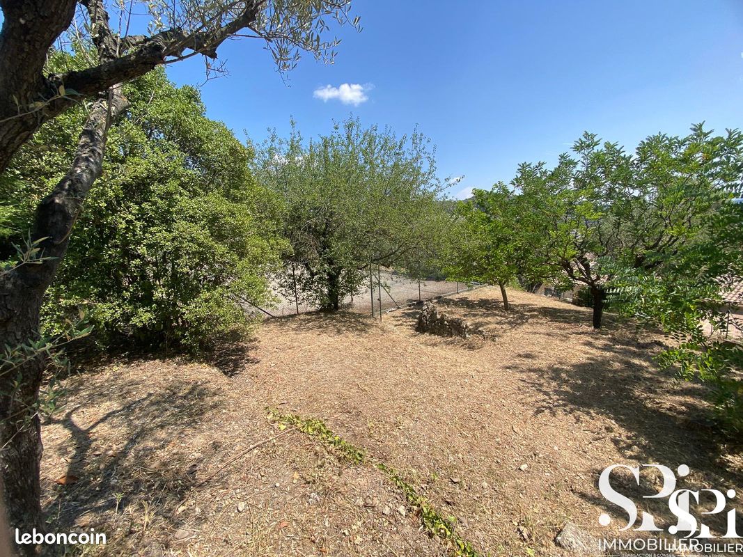 Terrain 1631 m² · à Solliès-Ville · 1 631 m² · 244 000 €