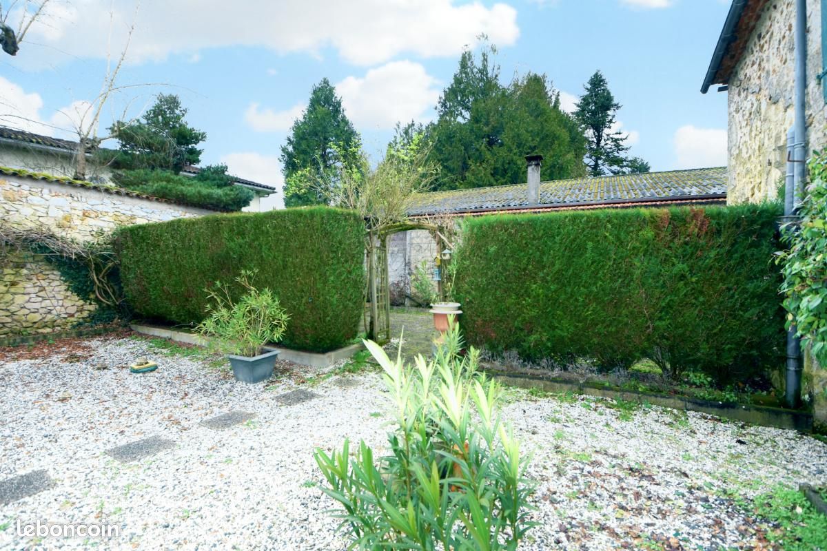 Maison 5 pièces 146 m² - Montbron 16220 (image principale 1)