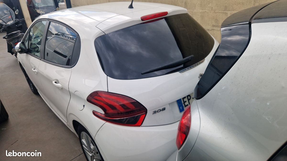 Peugeot 208 1.2l retour de vol carte grise ok (image 3)
