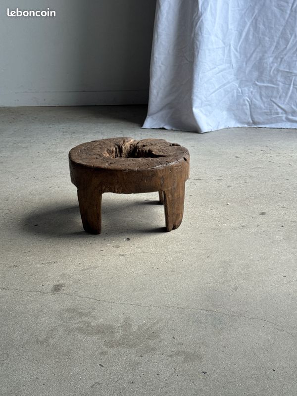 Petit tabouret circulaire quadripode bas en teck ancien organique ajouré H20 D24 (image 6)