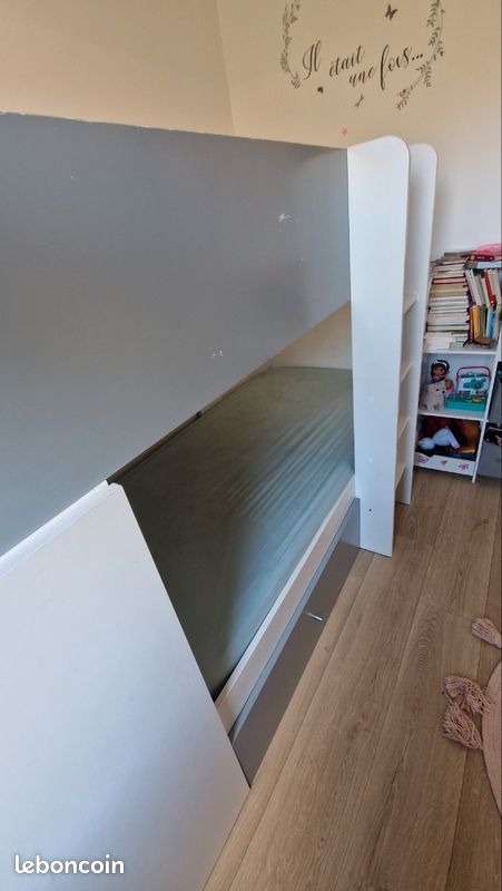 Lit superposés avec un placard et deux tiroirs vendus avec les deux matelas (image 5)