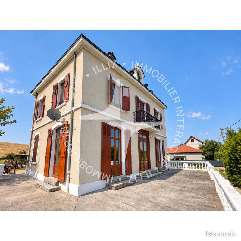 Maison 9 pièces 194 m² · aux Abrets en Dauphiné · 194 m² · 239 000 €