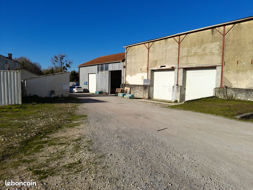 Local commercial 1 pièce 49 m² · à Rochefort · 49 m² · 29 500 €