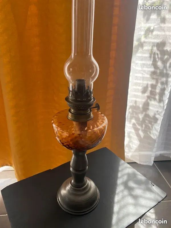 Lampe à Pétrole Vintage Hong Kong – Réservoir Ambre, Pied étain, Hauteur 19,5cm