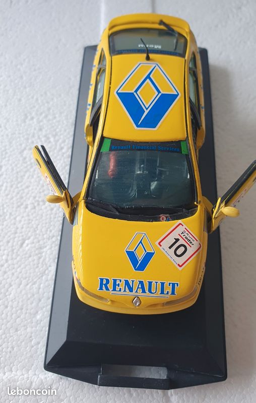 Miniature RENAULT LAGUNA II – coffret officiel RENAULT – 1/43 – Universal Hobbies – Série Limitée – État Superbe