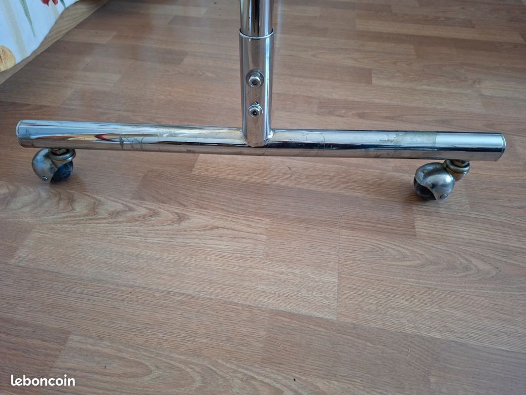 Porte vêtements à roulettes (image 4)