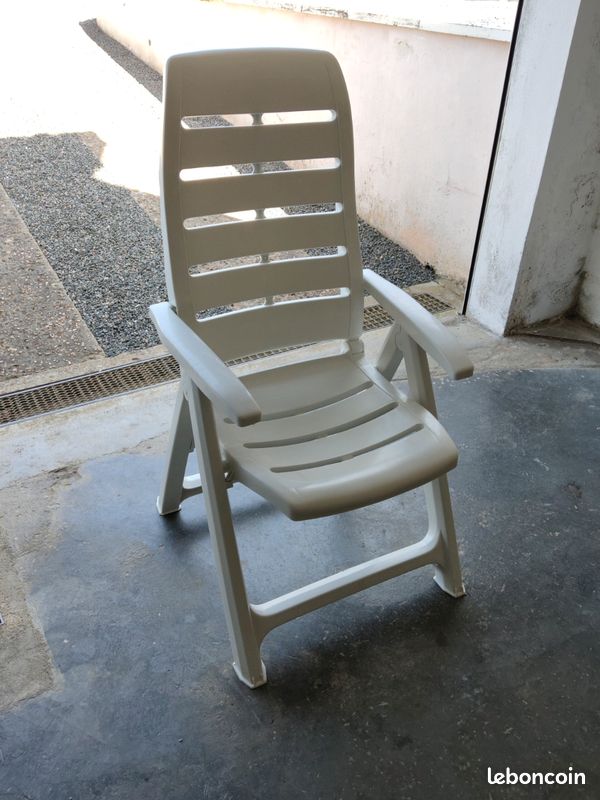 Fauteuil plastique blanc (image 1)