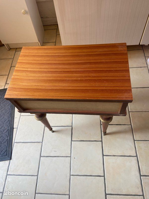 Table de nuit avec tiroir,longueur 50cm,largeur 30 cm hauteur 52 cm ,profondeur 22cm,prix 19 euros (image 3)