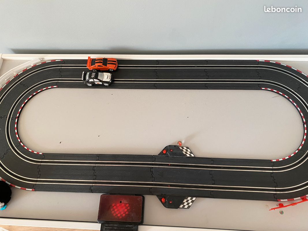 SCALEXTRIC Circuit Advance - Piste de Course complète - 2 Voitures