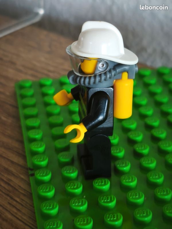 Lego mini figurine City cty0024 pompier (image 2)