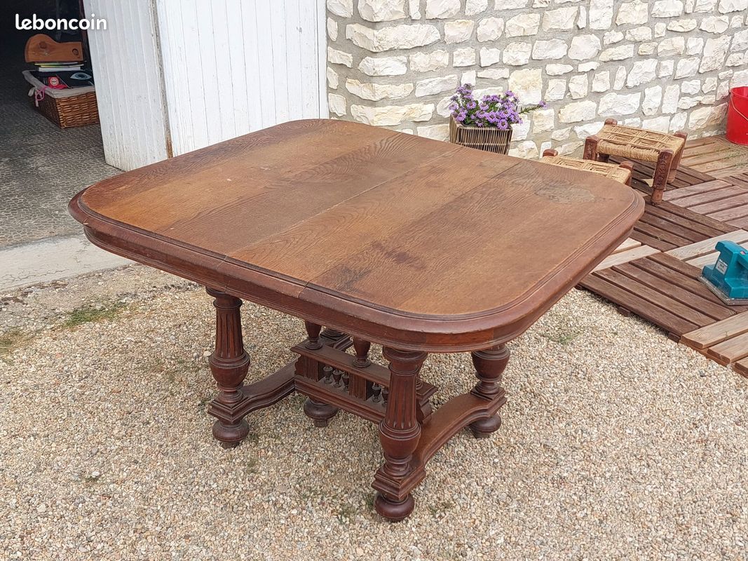 Table carree chêne style henri 2 (image 1)