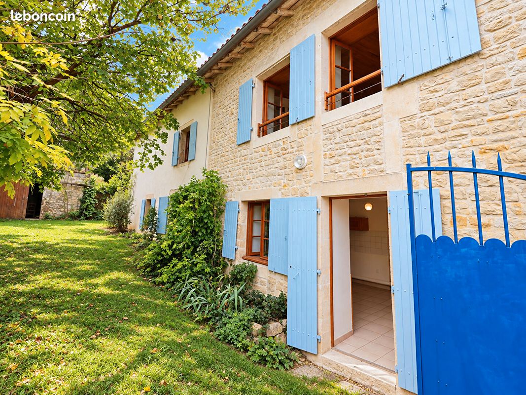 Maison 12 pièces 253 m² · à Aigre · 253 m² · 209 950 €