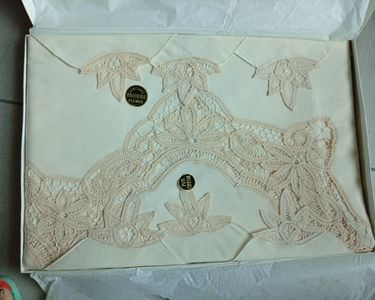 Nappe Et 12 Serviettes Brodées Main - Fond Beige Clair - 250x160cm - 100% Coton - France