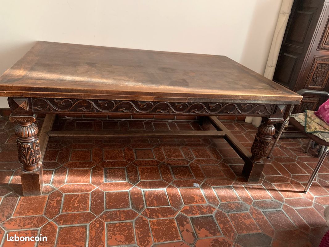 Table, sculptée (image 1)