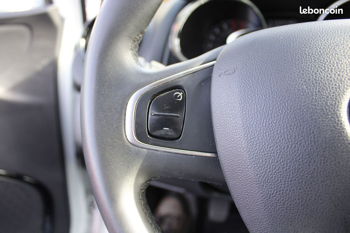 Renault CLIO 4 PHASE II TCE 90 CV BUSINESS GPS MÉDIA USB RÉGULATEUR BLUETOOTH CLIM AUTO RADARS (image 10)