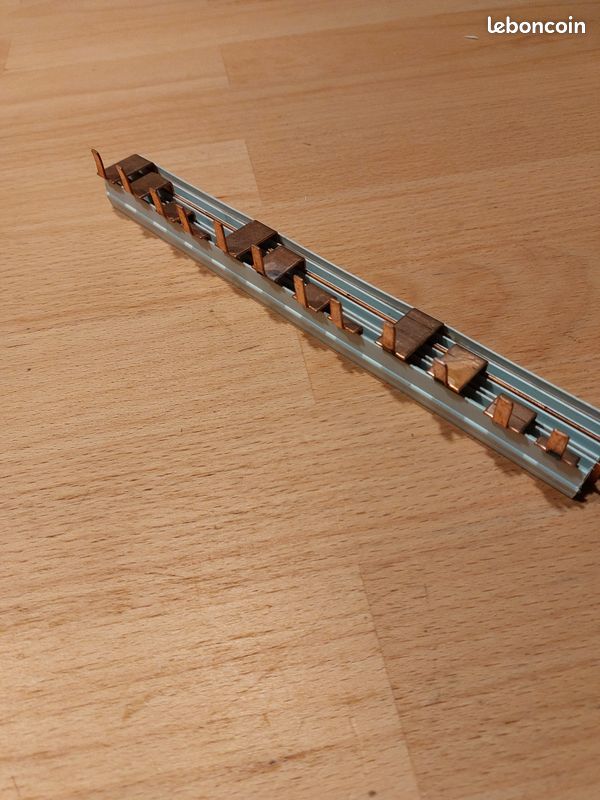 Peigne de raccordement électrique pour triphasé (Peigne de distribution / Peigne d'alimentation) (image 1)