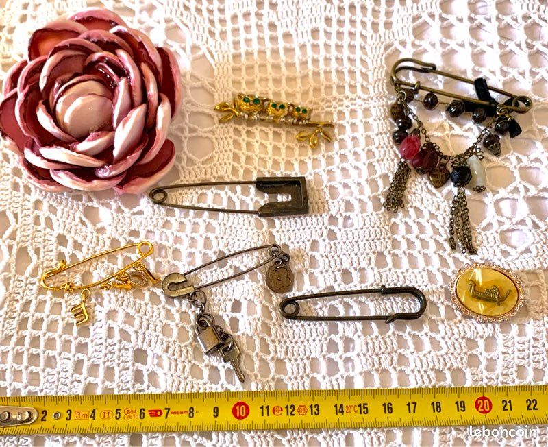 Lot de broches diverses (image 1)