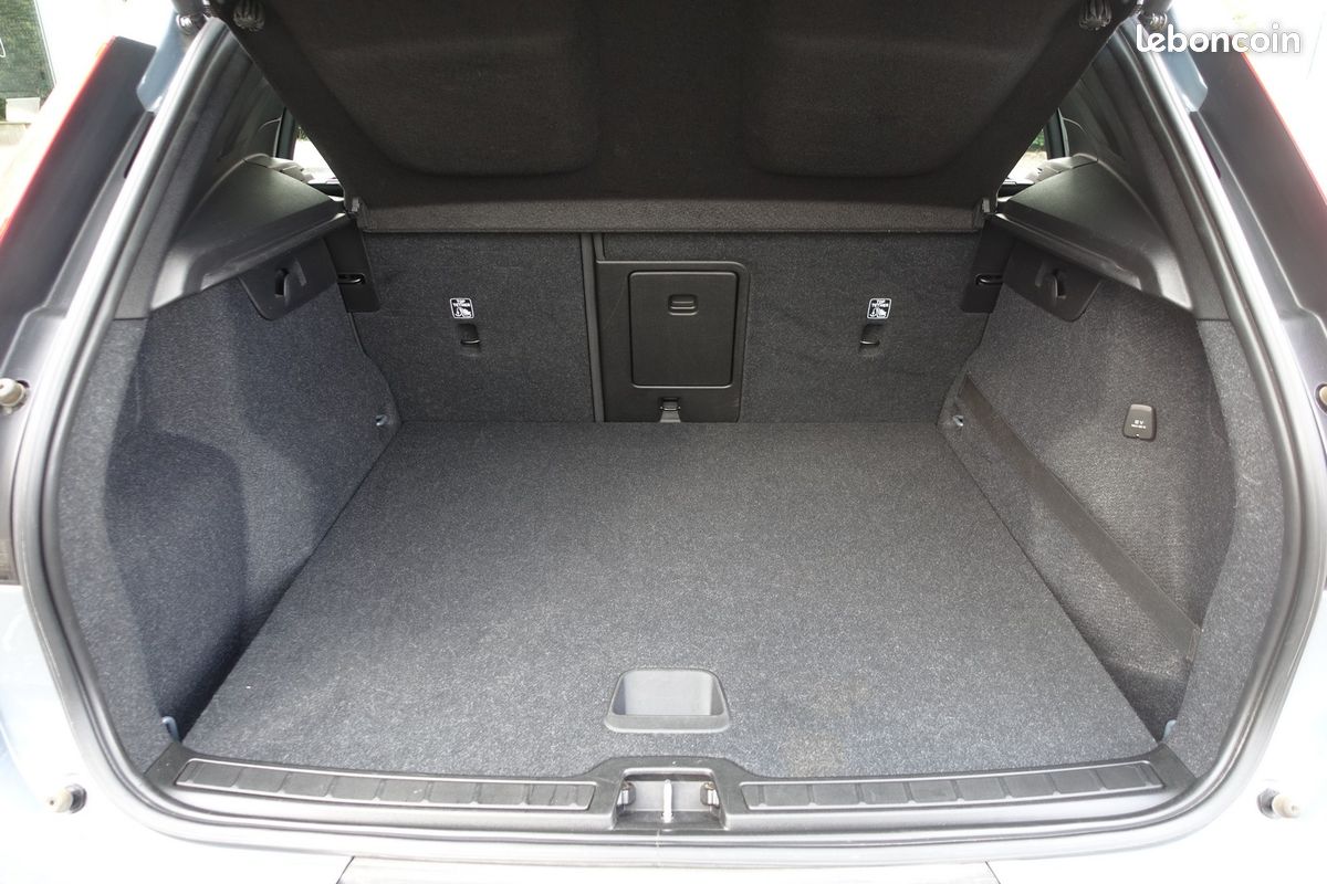 XC40 D3 2.0 Geartronic 150ch Momentum Cuir/Toit ouvrant/Gps Europe/Caméra de recul/Régulateur/Carplay/Hayon électrique/1*Main/Garantie 12 mois (image 13)