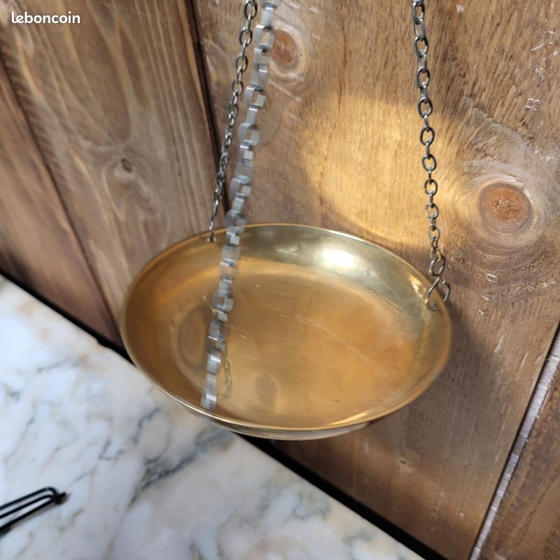 Ancienne balance en laiton de cuisine vintage avec quelques