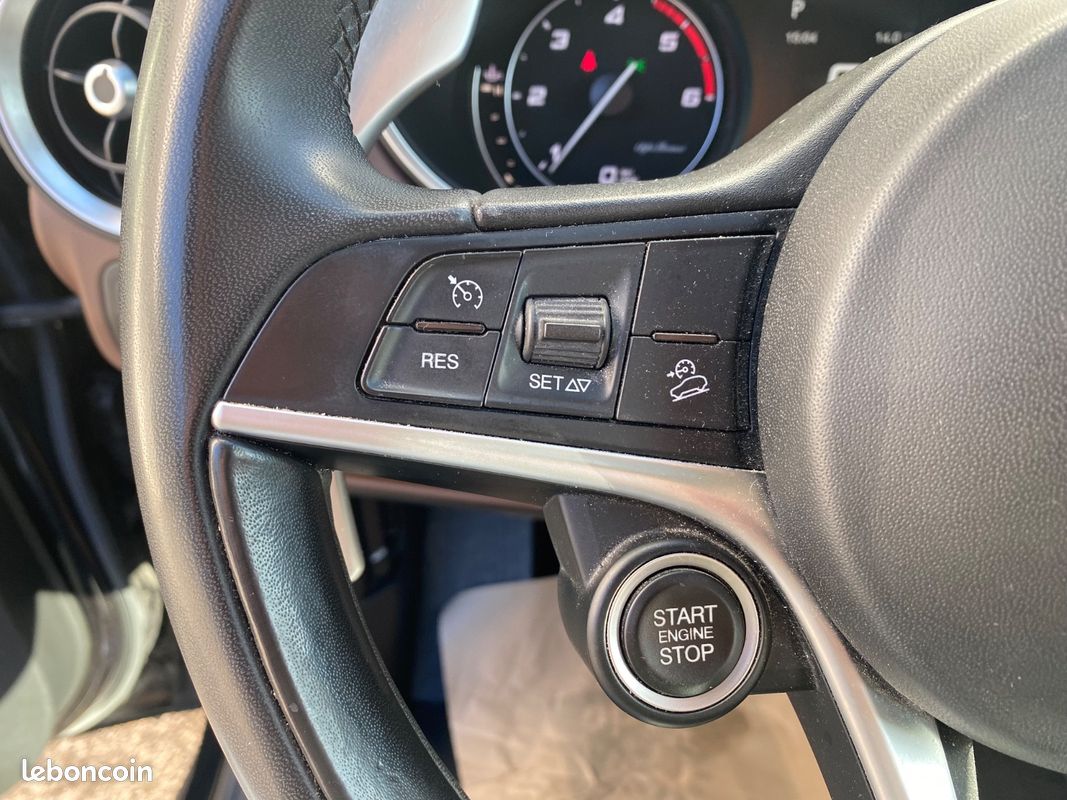Alfa Romeo STELVIO Lusso Q4 (image 17)