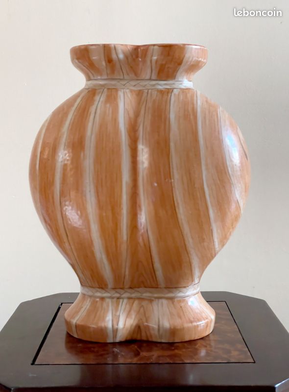 Grand double vase joint en porcelaine chinoise en style faux-bois circa 1910 (image 1)