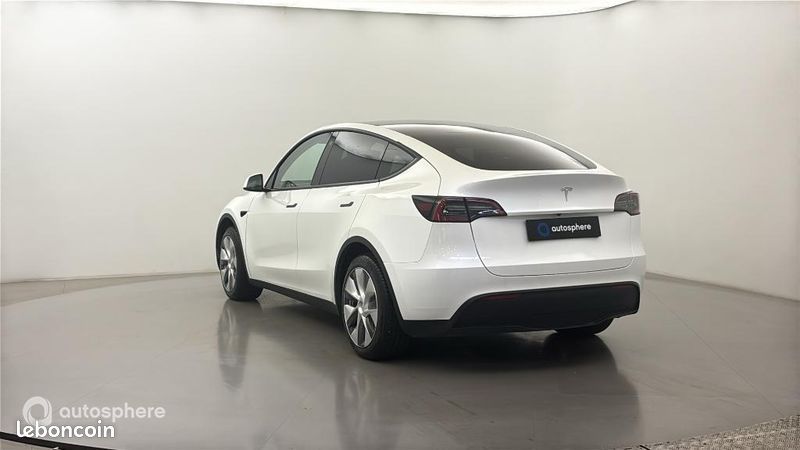 Tesla Model Y Standard RWD (image 8)
