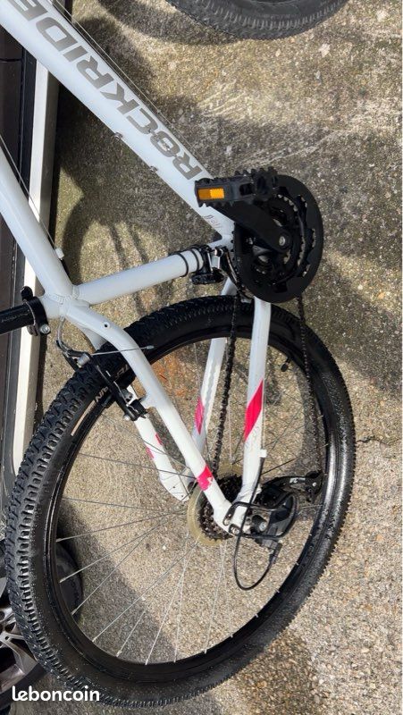 Un lot de trois vélos et d’un porte vélo (image 9)