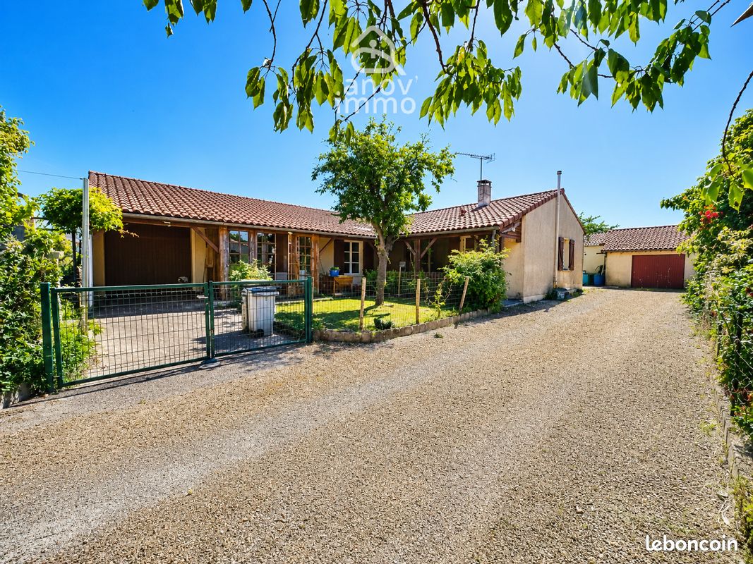 Maison 10 pièces 153 m² · à Roullet-Saint-Estèphe · 153 m² · 165 000 €