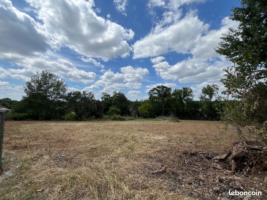 Terrain 4091 m² · à Razac-sur-l'Isle · 4 091 m² · 74 000 €