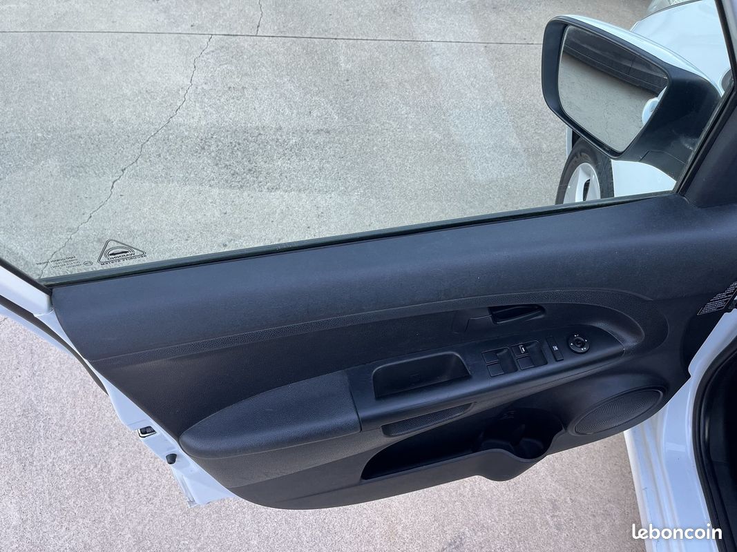 Kia VENGA 1.6 CRDI115 FAP URBAN CHIC (image 8)