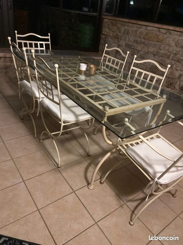 Table et chaises en fer forgé dessus de la table en verre (image 1)