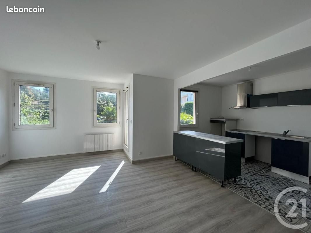 Appartement 3 pièces 69 m² · à Saint-Genis-Laval · 69 m² · 808 €