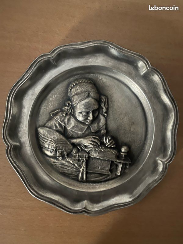 Assiette en étain (image 1)