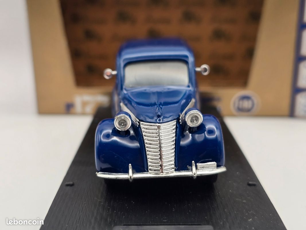 Voiture Miniature Fiat 1100 Rouge + 2 Figurines - Échelle 1:43 - Marque Brumm