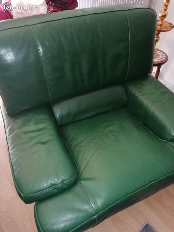 A vendre cause double emploi canapé et 2 fauteuils cuir vert bon etzt (image 3)