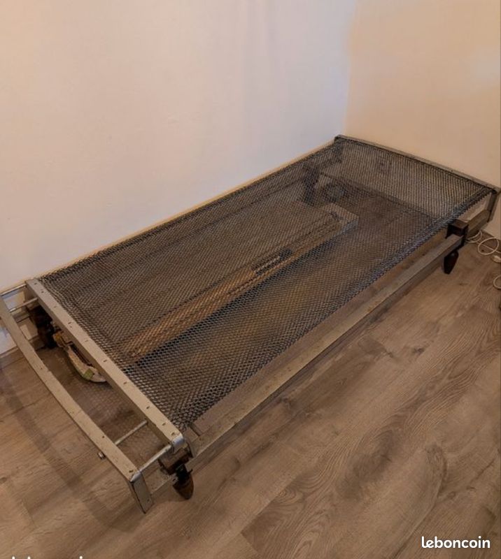 Sommier métallique avec son matelas (image 1)