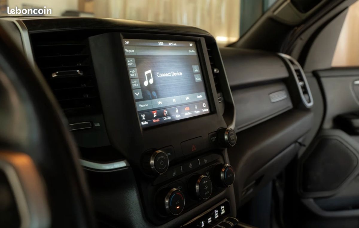Dodge RAM 1500 Big Horn Crew Cab 5.7 V8 HEMI 4x4 – 399 CH – 108.195 km (image 10)