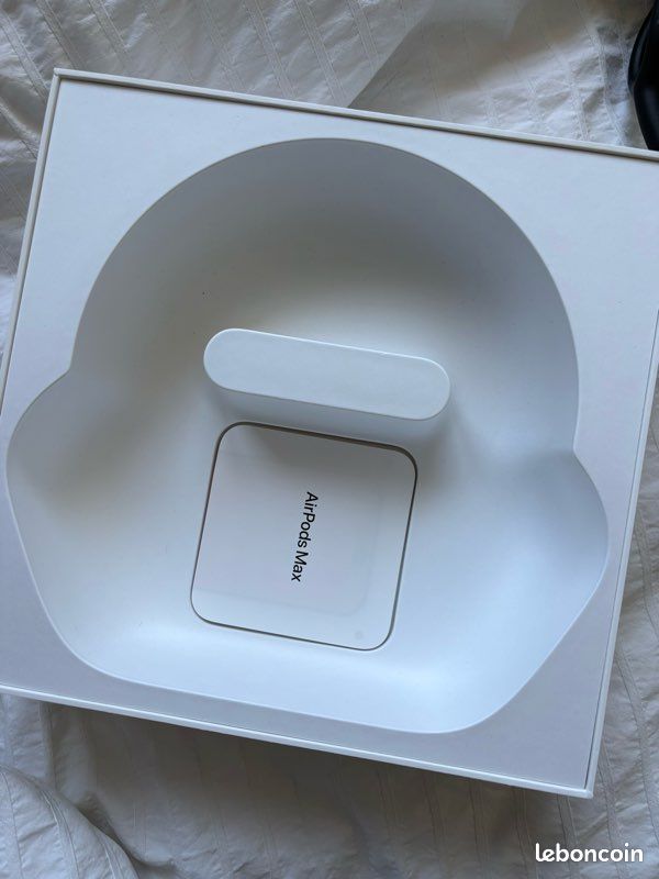 AirPods Max (image 8)