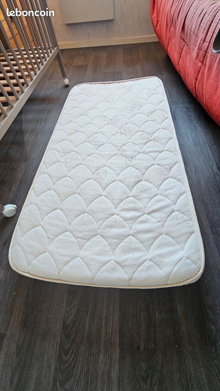 Lit bébé à barreaux + matelas bébé 60x120 cm + draps housses bébé 60x120 cm (image 2)