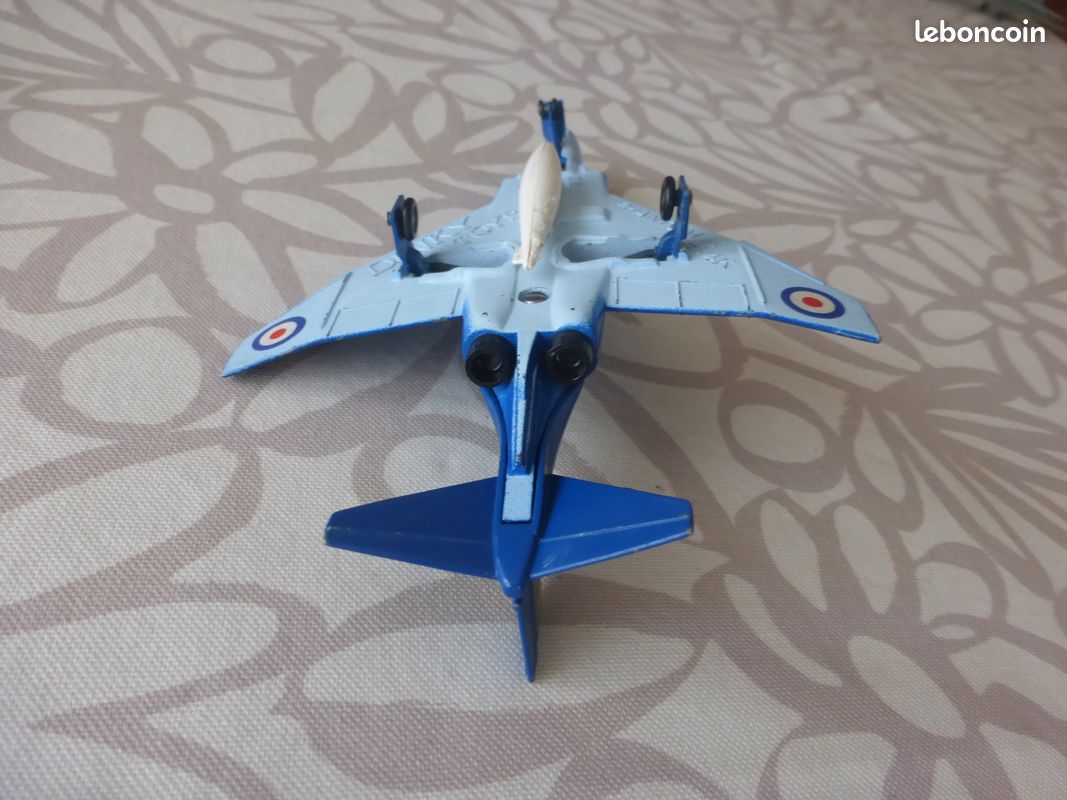 Dinky Toys avion 725 F-4k Phantom II Chasseur Royal Navy Meccano GB + Bombe Chasseur de la Royal Navy, proposé de 1972 à 1977, fini en bleu. Le train d'atterrissage est rétractable (image 7)