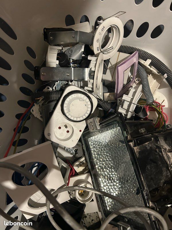 Lot prises , projecteurs halogènes (image 2)