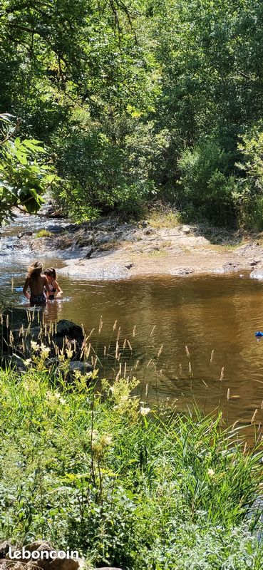 Chalet bois au bord de l'eau en pleine nature (image 8)