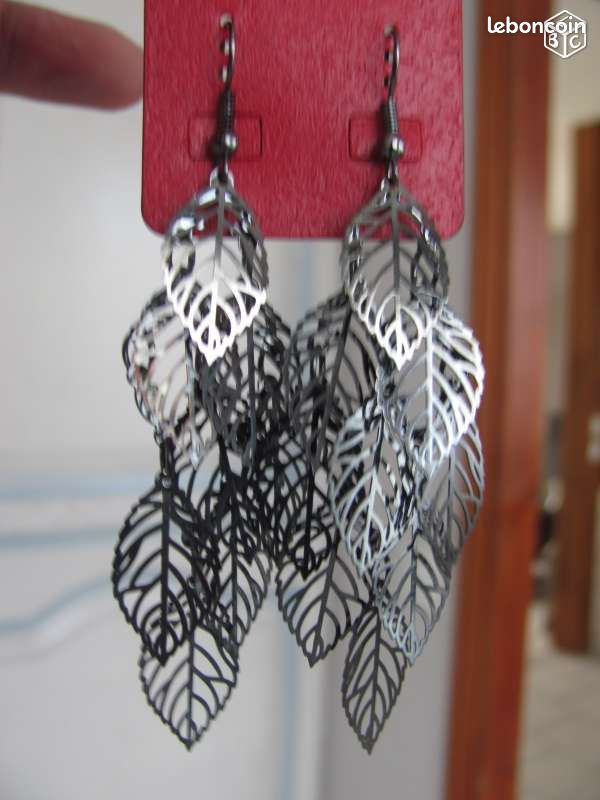 Boucle d'oreille pendante motif feuilles noires (image 1)