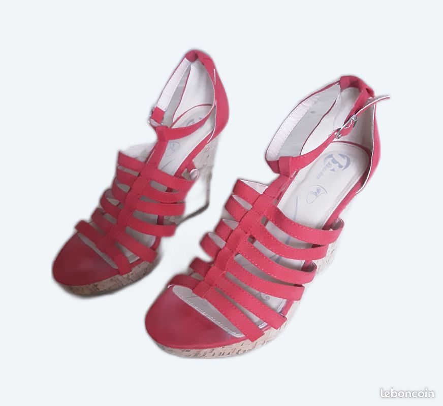 Chaussures Bata rouge talons compensés (image 1)