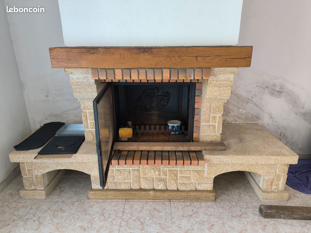 Urgent Cheminée pierre d Uzès avec insert (image 1)
