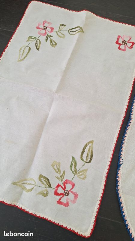 Lot de 2 napperons anciens brodés (image 2)