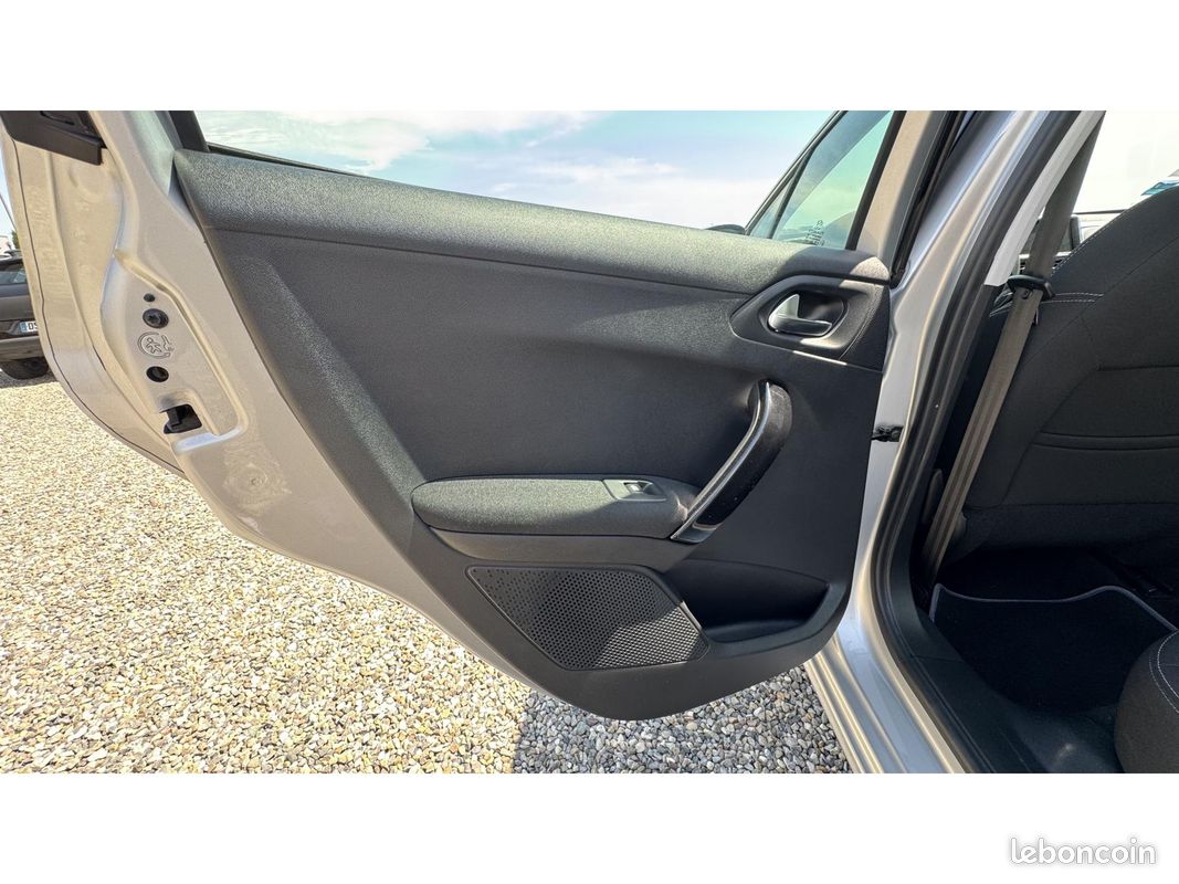 PEUGEOT 208 1.2i 12V - 82 Style (image 13)
