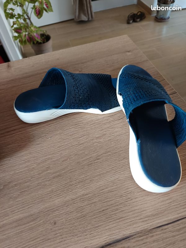 Vends claquettes bleu marine (image 2)