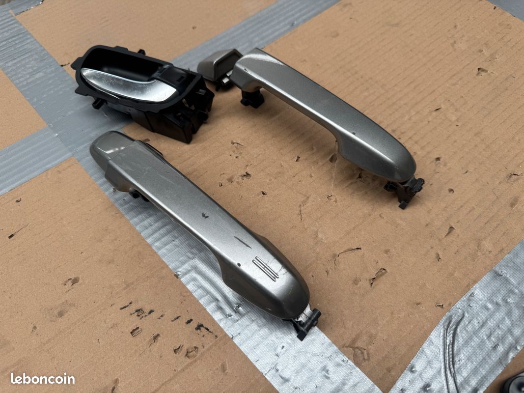 Poignée de porte interieur avant droit et exterieur avant et arriere droit TOYOTA AURIS Réf : 692050D271, 692050D201 (image 3)