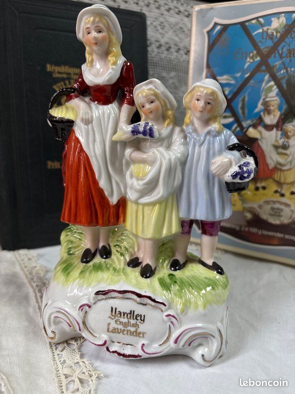 Sujet en porcelaine publicitaire pour Yardley English Lavender